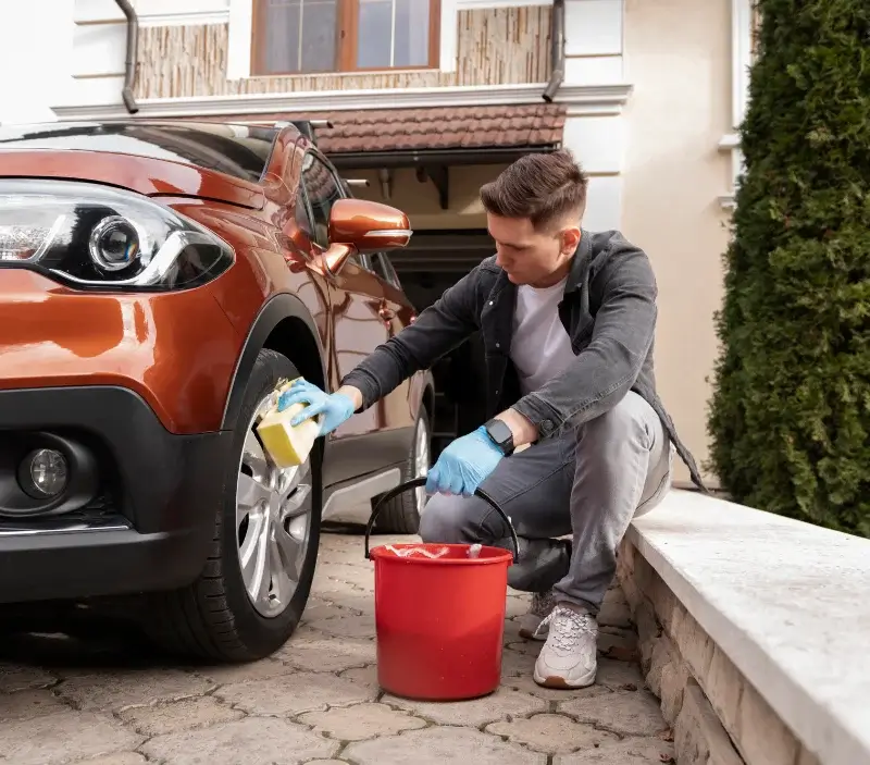Lavage auto à domicile Percy-en-Normandie : professionnel intervenant sur un véhicule
